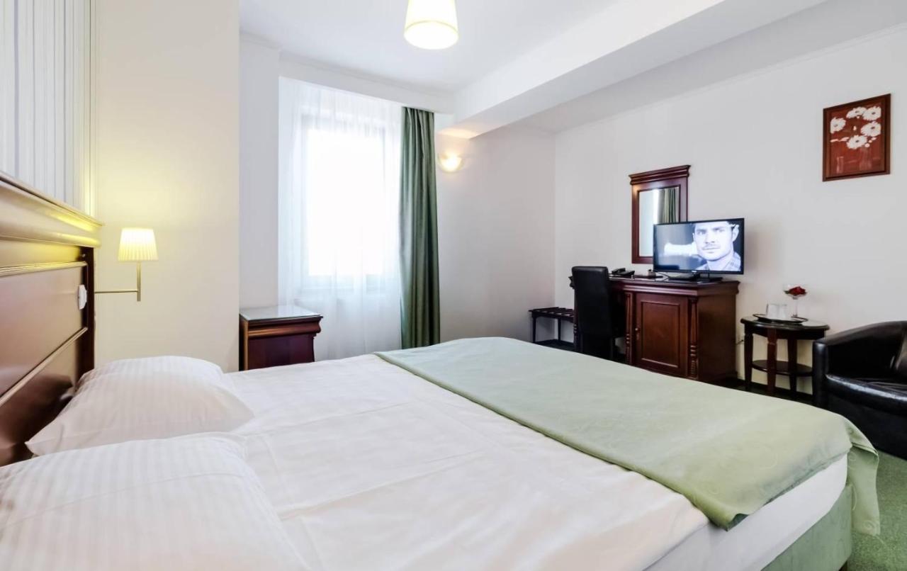 Hotel Bulevard Fagaras Ngoại thất bức ảnh