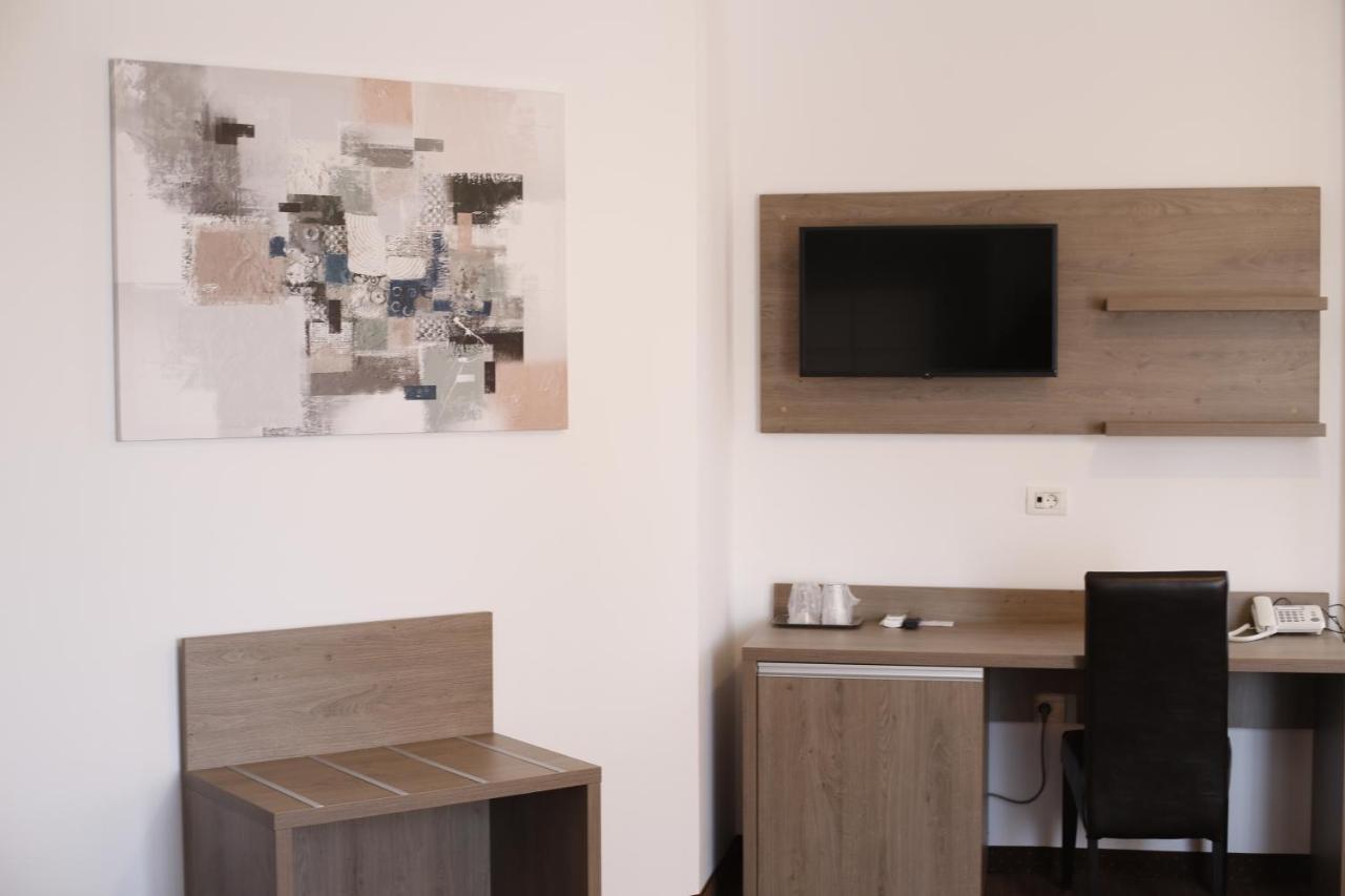 Hotel Bulevard Fagaras Ngoại thất bức ảnh