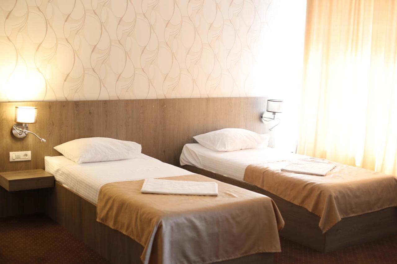 Hotel Bulevard Fagaras Ngoại thất bức ảnh