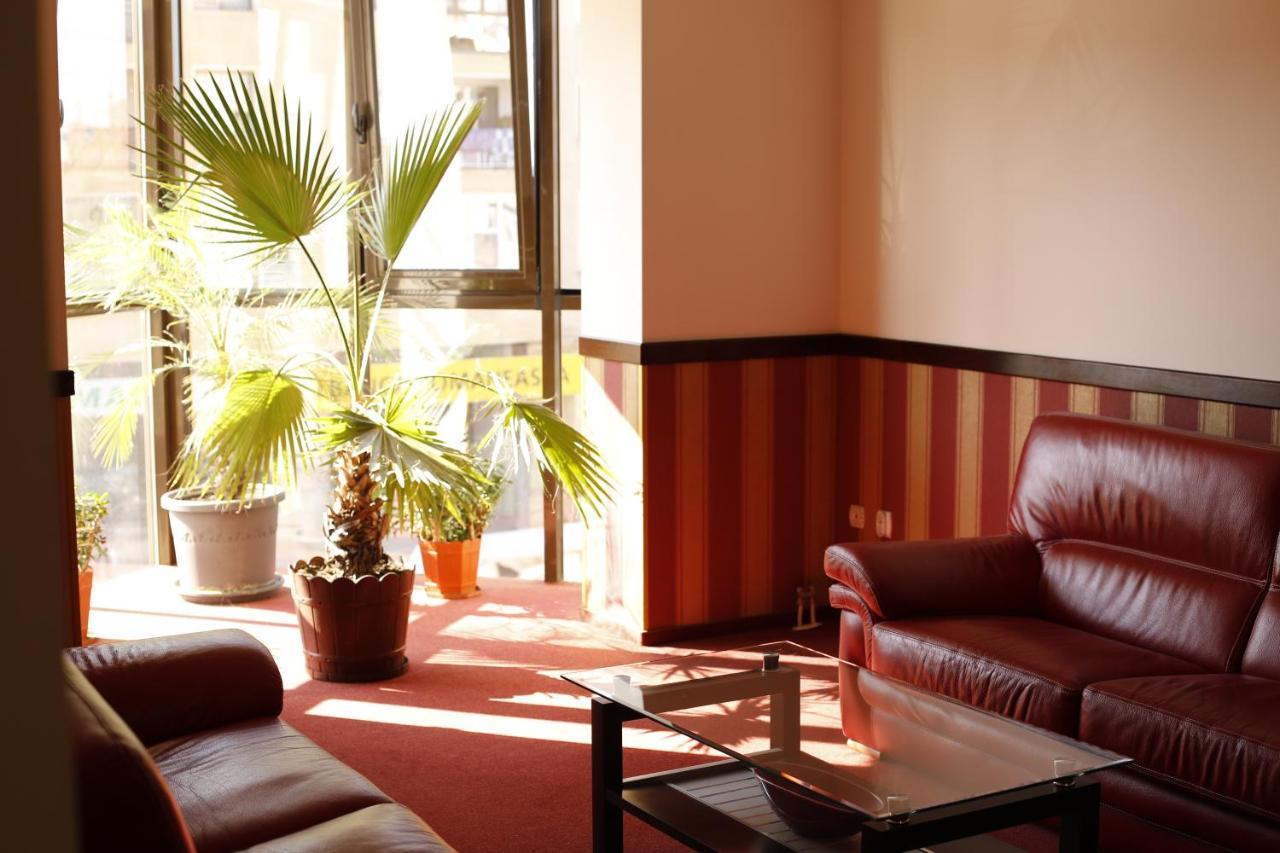 Hotel Bulevard Fagaras Ngoại thất bức ảnh