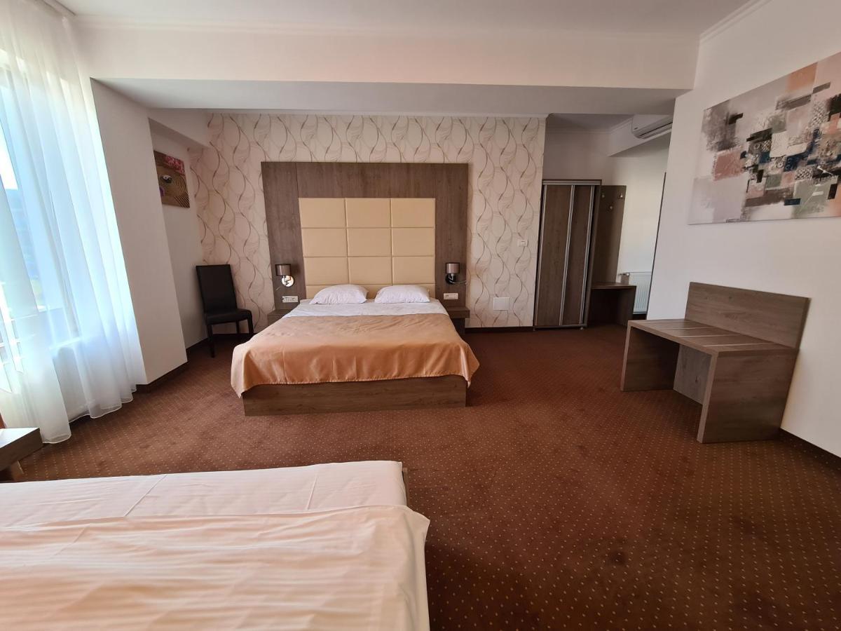Hotel Bulevard Fagaras Ngoại thất bức ảnh