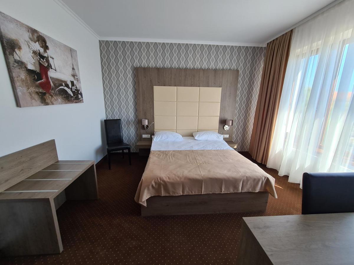 Hotel Bulevard Fagaras Ngoại thất bức ảnh