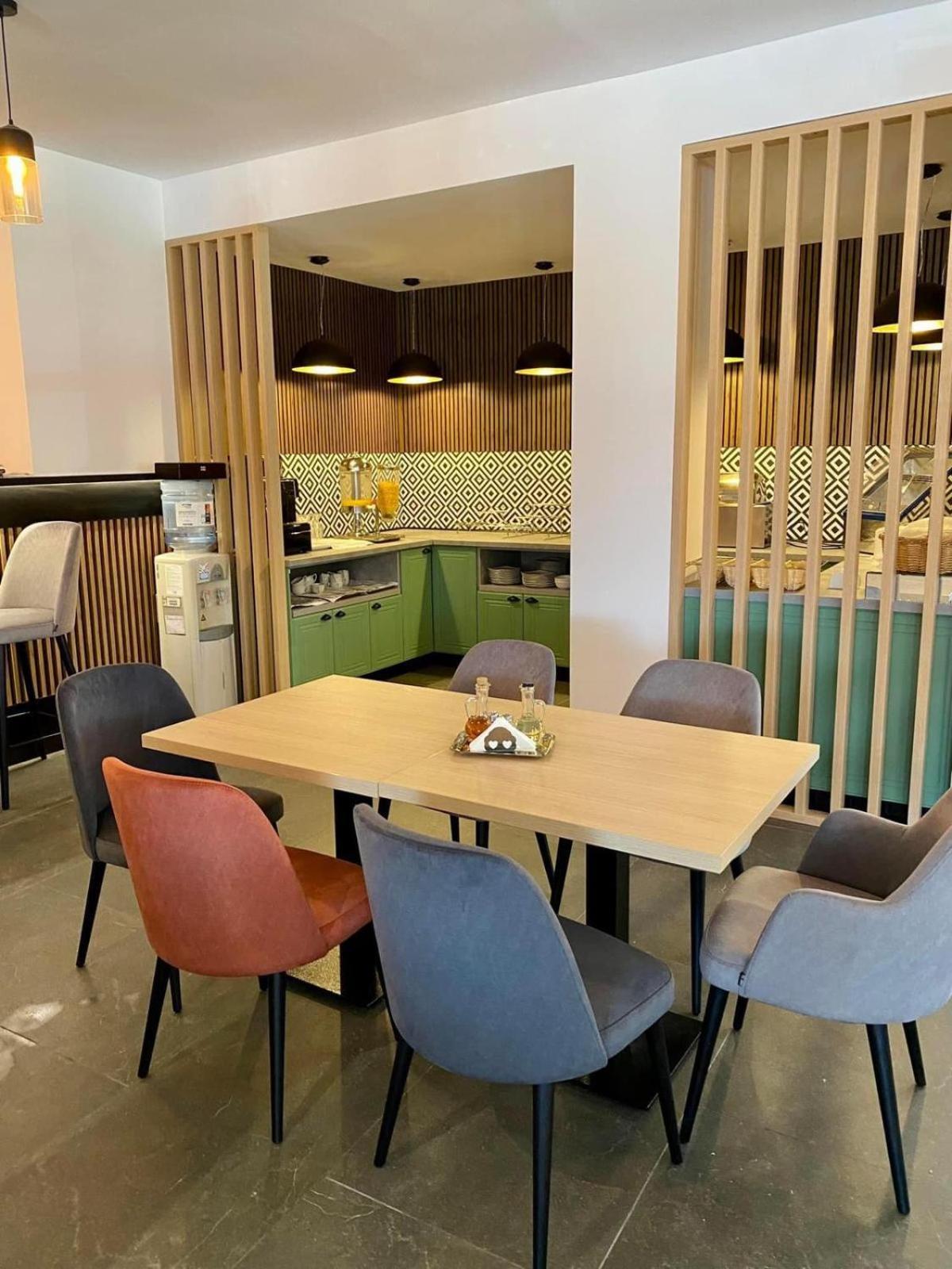 Hotel Bulevard Fagaras Ngoại thất bức ảnh